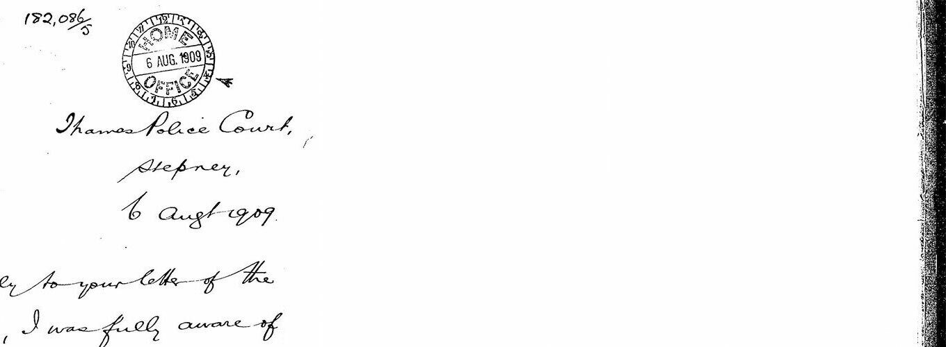 A letter from Thames Police Court, Stepney, dated 6 August 1909, with a circular stamp.